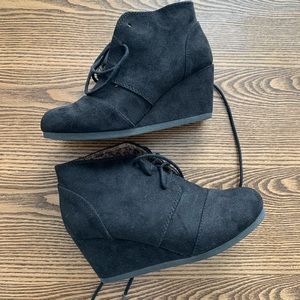 Black suede wedges (5)
